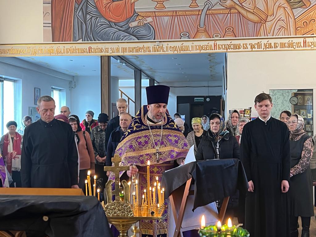 Настоятель храма священник Сергий Иванов в сослужении иерея Игоря Тикунова совершил заупокойное богослужение