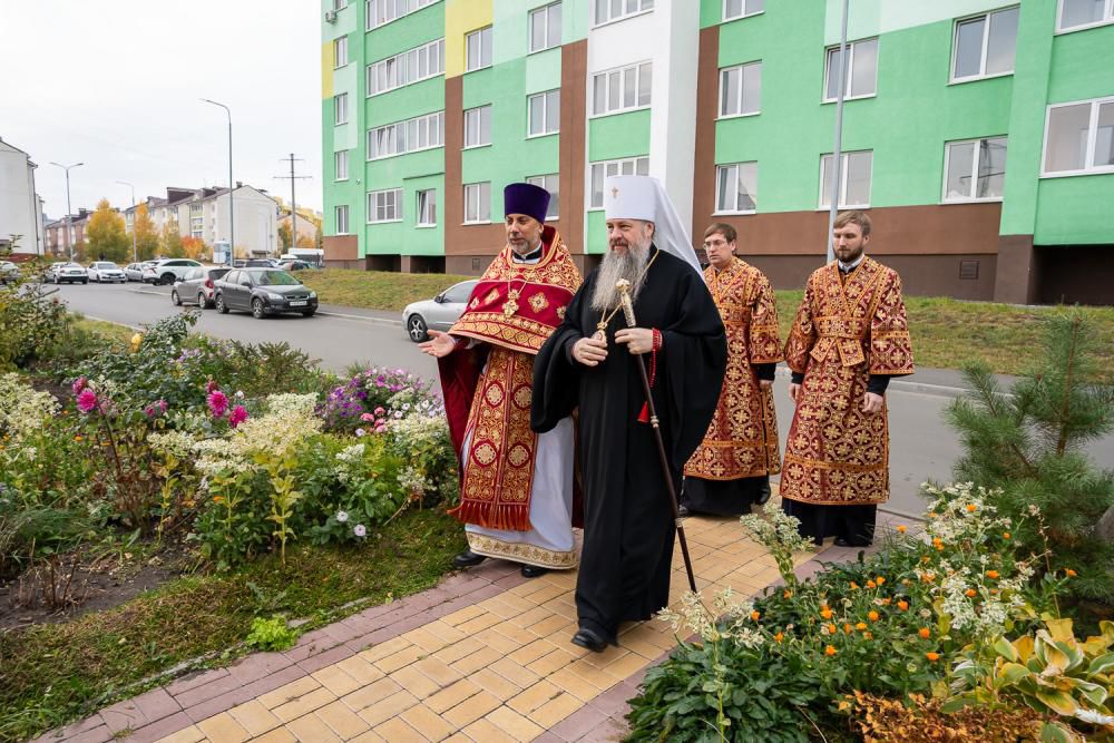 12.10.2025г. В престольный праздник митрополит Серафим совершил литургию в храме священномученика Иоанна Рижского.