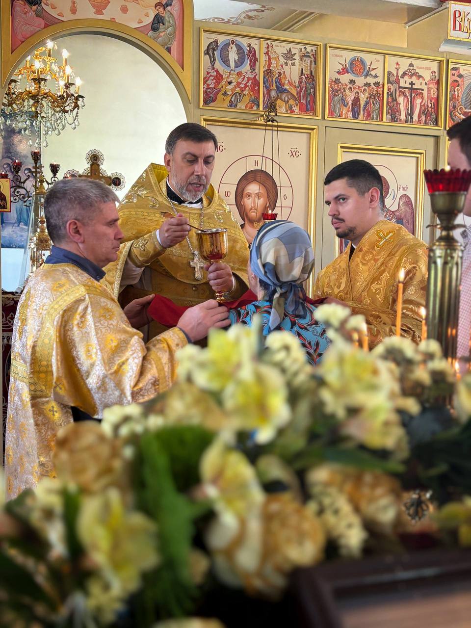 07.06.2026г. Неделя Всех святых. По завершении праздничной литургии настоятель храма священник Сергий Иванов преподал всем молящимся благословение на предстоящий Петров пост.