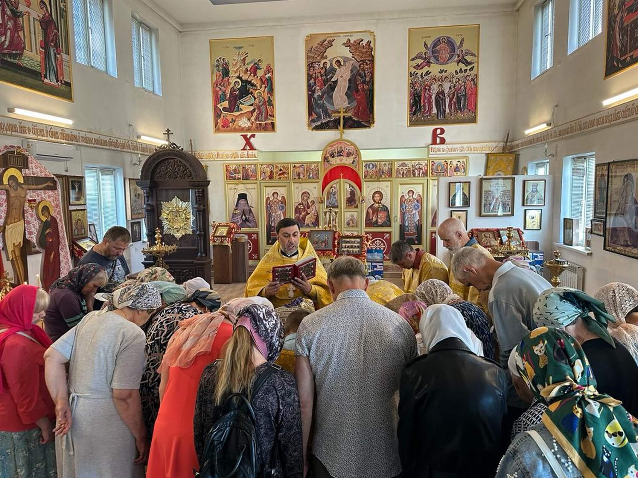 В день празднования всех святых в земле Российской просиявших настоятель храма священник Сергий Иванов совершил праздничную Божественную литургию.