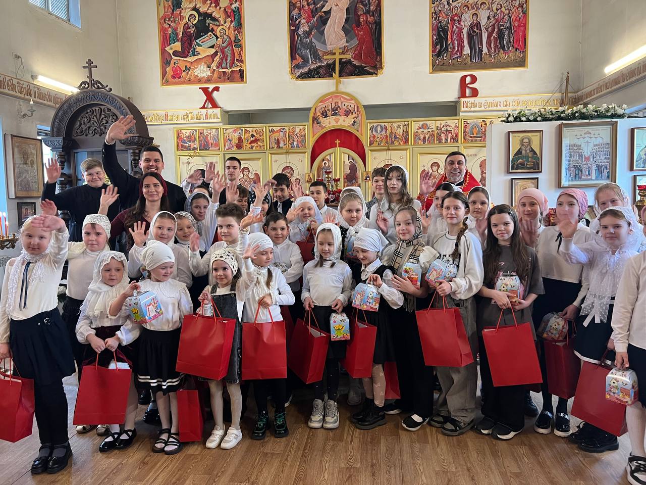 19.04.2026г. Пасхальный утренник воспитанников Воскресной школы. По завершении праздничного богослужения наши воспитанники поздравили всех прихожан замечательным концертом, а настоятель передал ребятам наборы пасхальных сладостей. Христос Воскресе!