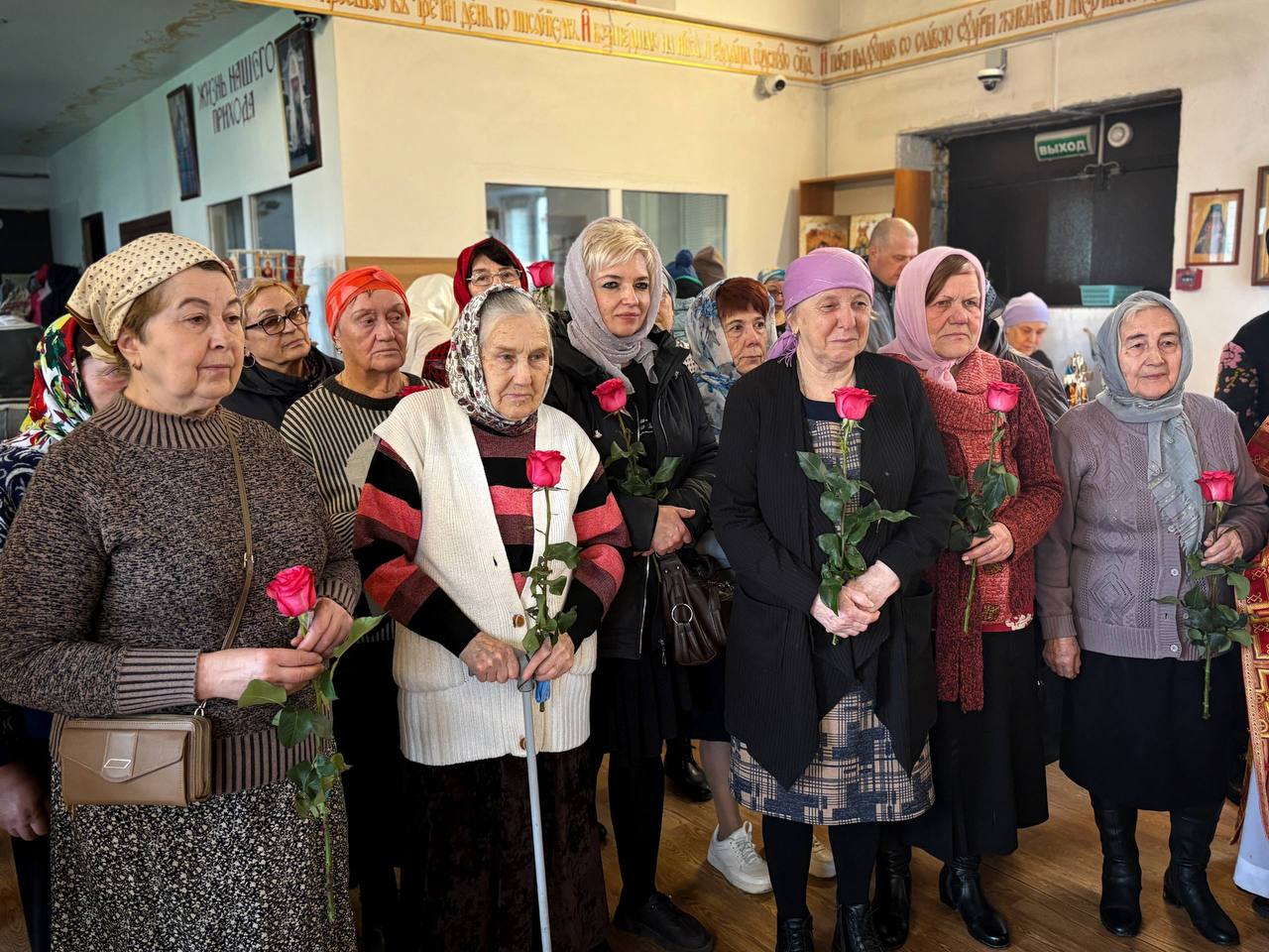26.04.2026г. Святых жен-мироносиц. По завершении праздничного богослужения настоятель храма поздравил всех прихожанок с этим особым праздником и подарил цветы.